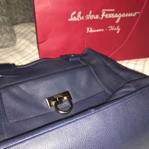 💯 Gorgeous blue Ferragamo carry-all shoulder bag